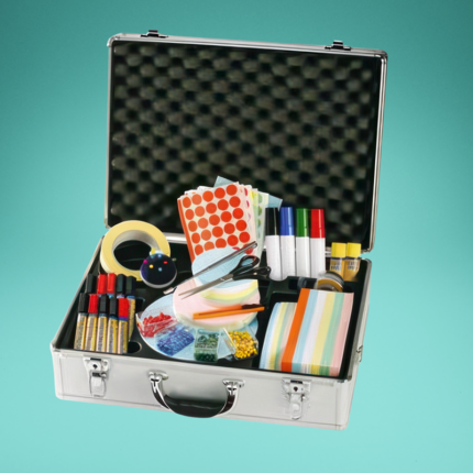 Moderatorenkoffer Standard, Aluminium mit Tragegriff, abschließbar, Inhalt: Kommunikationskarten, runde und ovale Karten, Markierungspkt., Flipchart-, Jumbo-Marker, Pinnadeln, Nadelkissen, Klebestifte, Klebefilm, Kreppband, Schere, Cutter, Zeigestab